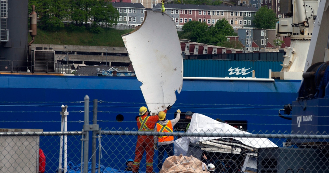 Descargan escombros del sumergible Titán, recuperados del lecho del océano cerca del Titanic, del buque Horizon Arctic en el muelle de la Guardia Costera canadiense en San Juan, Terranova, miércoles 28 de junio de 2023.