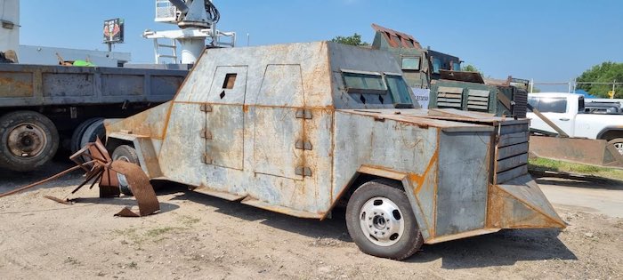 Los vehículos suelen ser camionetas comerciales adaptadas a las que se les sueldan placas de acero.