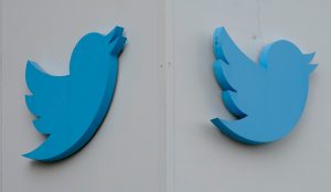 Logos de Twitter colgados fuera de la oficina de la empresa en San Francisco, 19 de diciembre de 2022. Ella Irwin, una gerente de Twitter a cargo de seguridad y manejo del contenido, ha renunciado. El dueño de la empresa, Elon Musk, se quejó públicamente sobre el manejo de mensajes sobre temas transgénero. Foto: Jeff Chiu, Archivo, AP