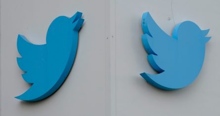 Logos de Twitter colgados fuera de la oficina de la empresa en San Francisco, 19 de diciembre de 2022. Ella Irwin, una gerente de Twitter a cargo de seguridad y manejo del contenido, ha renunciado. El dueño de la empresa, Elon Musk, se quejó públicamente sobre el manejo de mensajes sobre temas transgénero. Foto: Jeff Chiu, Archivo, AP