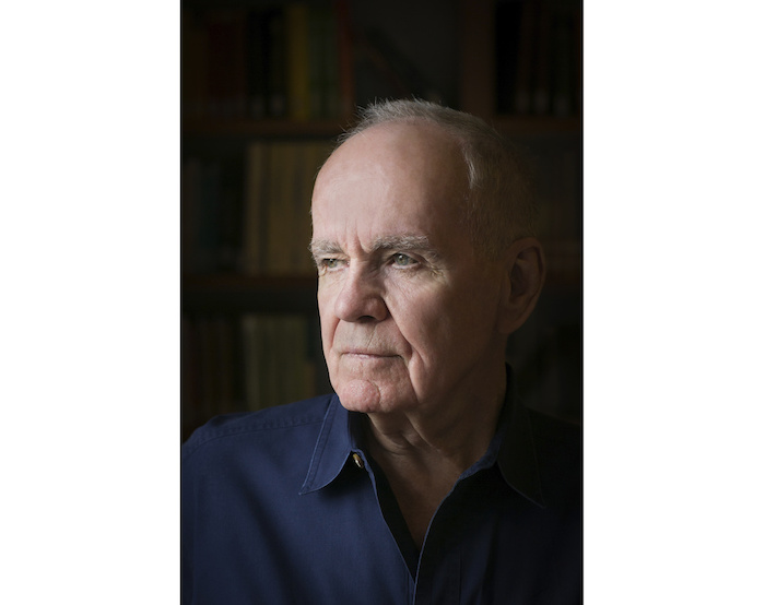 El autor Cormac McCarthy posa para un retrato en Santa Fe, N.M., el 12 de agosto de 2014. McCarthy, el novelista ganador del Premio Pulitzer que en prosa densa y frágil llevó a los lectores desde el sur de los Apalaches hasta el desierto del suroeste en novelas como "The Road", "Blood Meridian" y "All the Pretty Horses", murió el martes. Tenía 89 años.