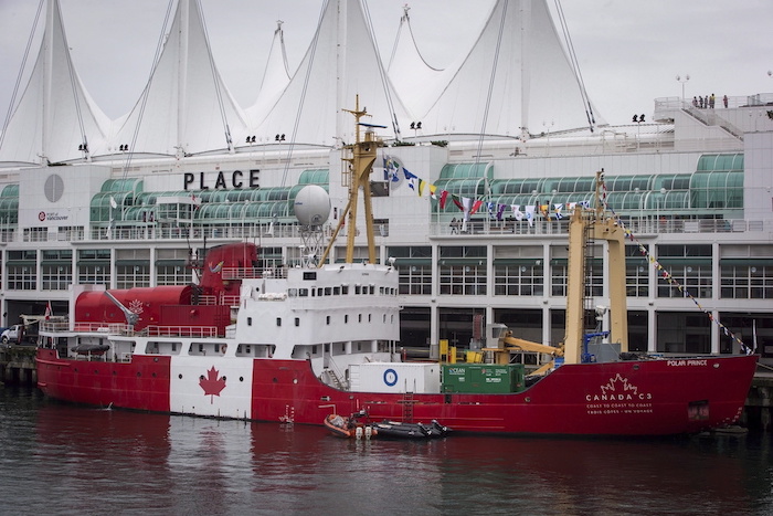 El barco Polar Prince se ve anclado en Vancouver, Columbia Británica, el 23 de octubre de 2017.  Hay una operación en marcha para localizar un sumergible desaparecido con cinco personas a bordo cuando se dirigía al deteriorado pecio del crucero transocéanico Titanic.