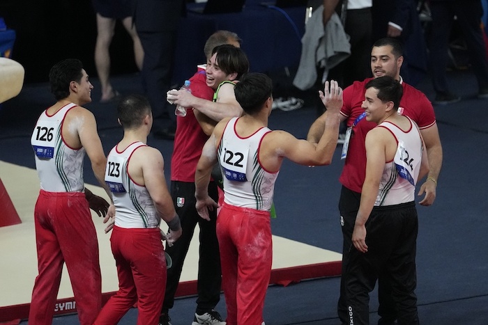 El equipo mexicano de gimnasia artística festeja tras la competición en los Juegos Centroamericanos y del Caribe, el sábado 24 de junio de 2023.