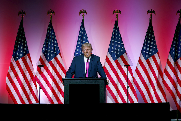 El expresidente Donald Trump habla durante un evento el domingo 25 de junio de 2023, en Novi, Michigan.