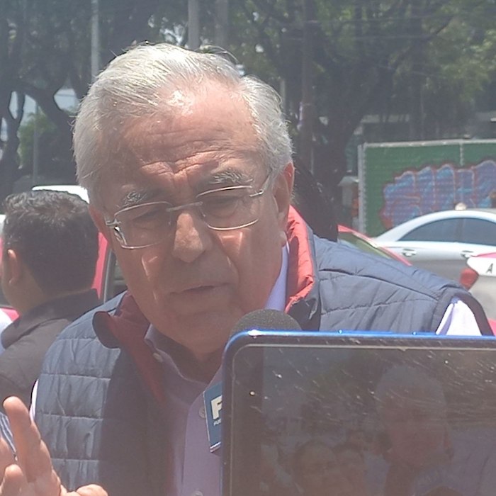 El Gobernador de Sinaloa, Rubén Rocha Moya, al llegar al hotel Courtyard ubicado al sur de la Ciudad de México.