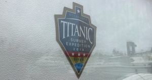 El logo de OceanGate Expeditions 2019 Titanic, visto en la puerta de un almacén en Everett, Washington, el 20 de junio de 2023.