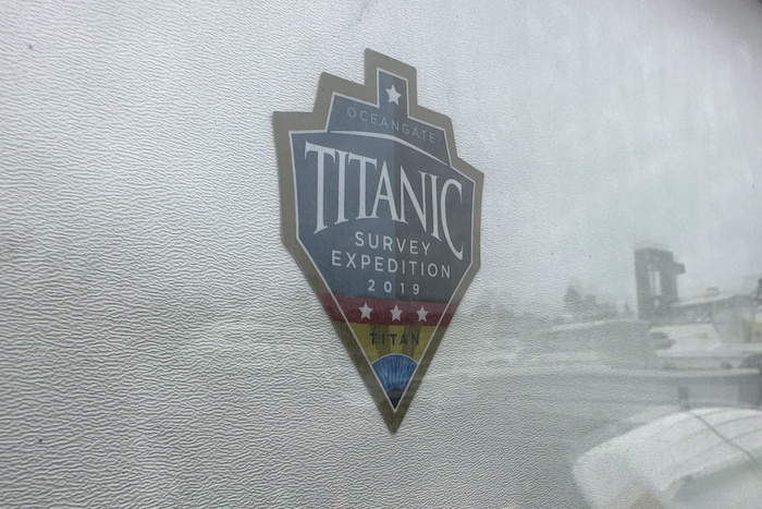 El logo de OceanGate Expeditions 2019 Titanic, visto en la puerta de un almacén en Everett, Washington, el 20 de junio de 2023.