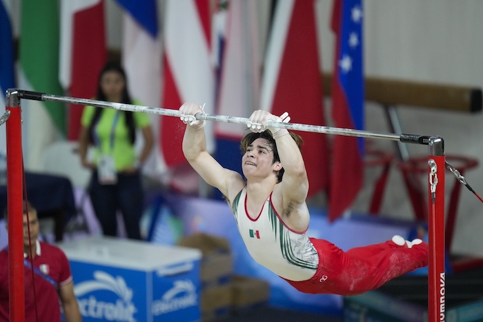 El mexicano Maximiliano Galicia compite en la gimnasia artística durante los Juegos Centroamericanos y del Caribe, el sábado 24 de junio de 2023.