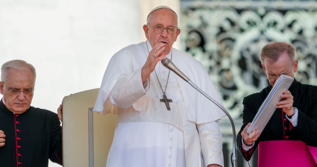 El Papa Francisco bendice a los fieles al final de su audiencia general semanal, en la Plaza de San Pedro, en el Vaticano, el 7 de junio de 2023.