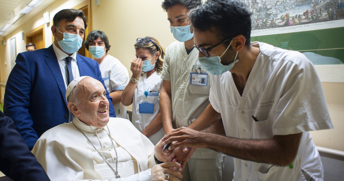 En esta imagen de archivo, el Papa Francisco es recibido por el personal hospitalario a su entrada, en silla de ruedas, en el policlínico universitario Agostino Gemelli en Roma, el 11 de julio de 2021, antes de someterse a una operación intestinal.