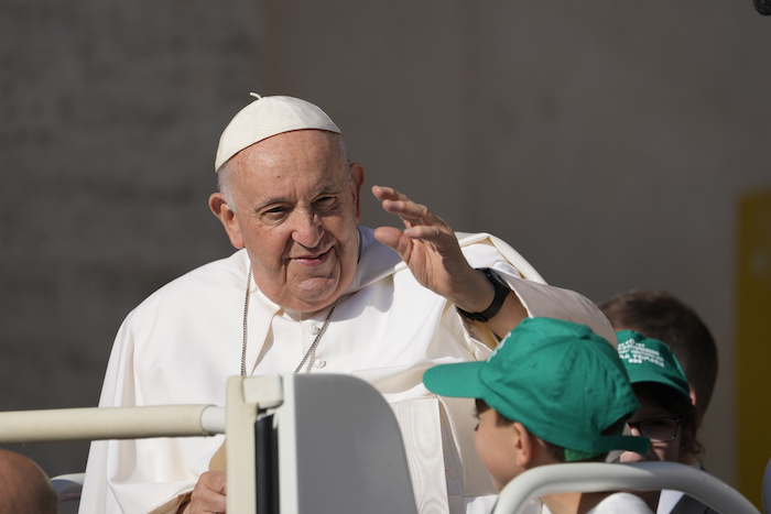 El Papa Francisco llega a su audiencia semanal general en la plaza de San Pedro en El Vaticano, el miércoles 7 de junio de 2023.