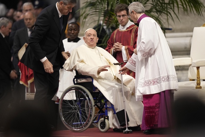 El Papa Francisco sale de una misa de Pentecostés el domingo 28 de mayo de 2023, en la Basílica de San Pedro, en el Vaticano.