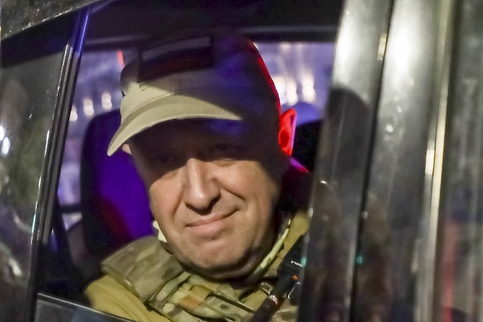 Yevgeny Prigozhin, propietario del Grupo Wagner, mira desde un vehículo militar en una calle en Rostov del Don, el sábado 24 de junio de 2023, al marcharse de la zona del cuartel general del Distrito Militar Sur de Rusia.