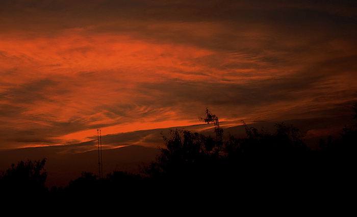 El sol se pone al noroeste de Edinburg, Texas, el jueves 15 de junio de 2023.