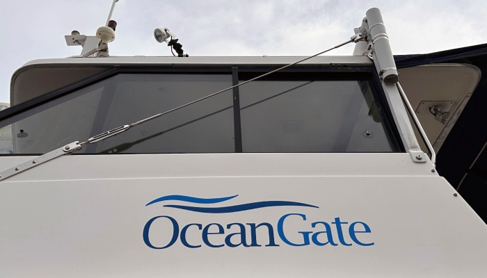 El logo de OceanGate Expeditions se ve en un barco cerca de as oficinas de la compañía en un almacén industrial marino en Everett, Washington, el martes 20 de junio de 2023. Foto: Ed Komenda, AP