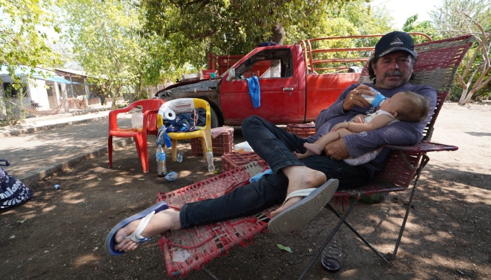 Desplazados por la violencia en Tierra Caliente se han instalado en campamento en la Parroquia de la Comunidad de Presa del Rosario de Apatzingán. Foto: Juan José Estrada Serafín, Cuartoscuro