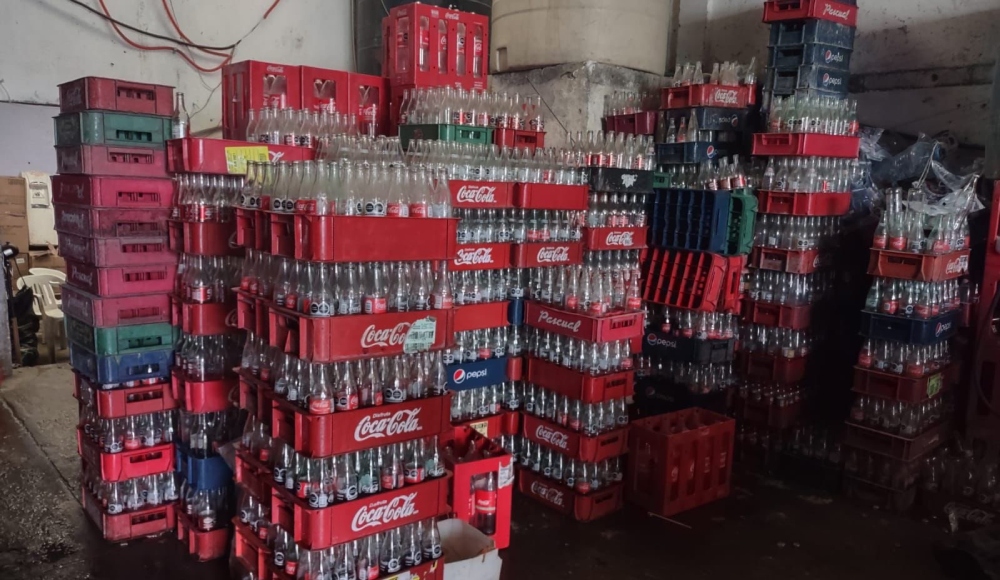 La Fiscalía del Estado de México inició procesos contra 10 personas detenidas en una fábrica de cola adulterada. Foto: FGJ-EM