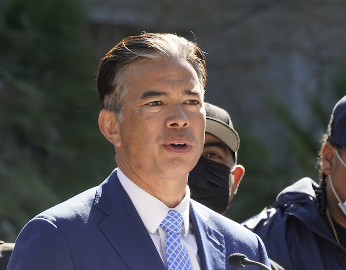 El Fiscal General de California, Rob Bonta, habla en conferencia de prensa en el Capitolio estatal en Sacramento, California, el 23 de febrero de 2022.