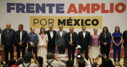 Los dirigentes de los partidos Acción Nacional (PAN), Revolucionario Institucional (PRI) y de la Revolución Democrática (PRD) presentaron hoy un comité organizador para la elección de su futuro candidato presidencial, que está integrado por siete miembros, cuatro de los cuales son amigos de Felipe Calderón Hinojosa y tres que fueron consejeros del Instituto Nacional Electoral (IFE) durante la elección fraudulenta de 2006.