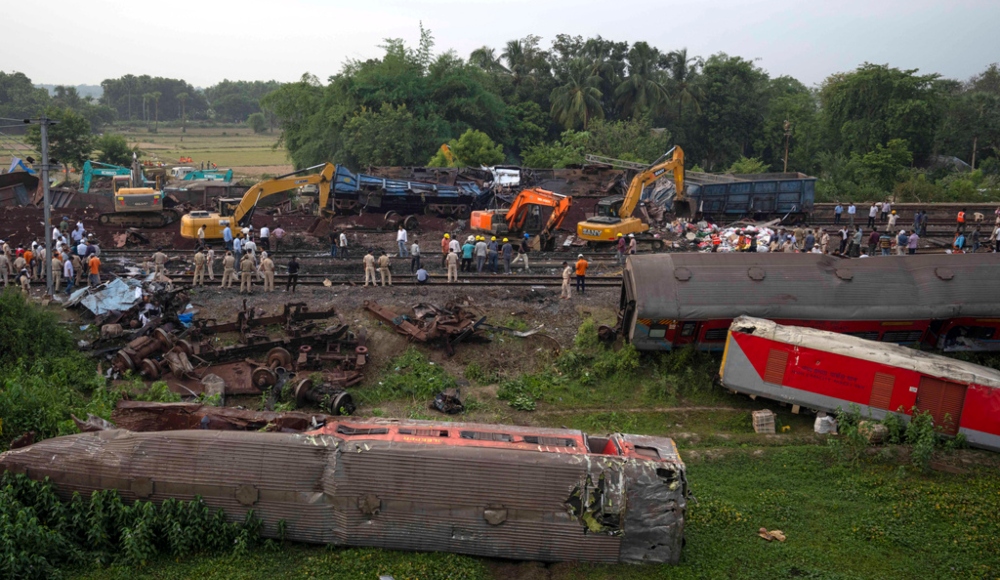 Gente mirando en el lugar donde descarrilaron varios trenes en el distrito de Balasore, en el estado oriental indio de Orissa, el domingo 4 de junio de 2023. Foto: Rafiq Maqbool