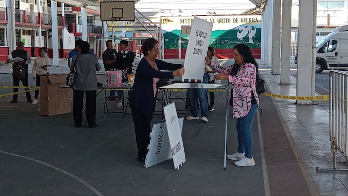 Funcionarios de casilla comenzaron desde poco antes de las 7:30 horas con la instalación de las casillas en la secundaria oficial 130 Nezahualcóyotl, en donde Delfina Gómez emitió su voto pasadas las 8:00 horas.