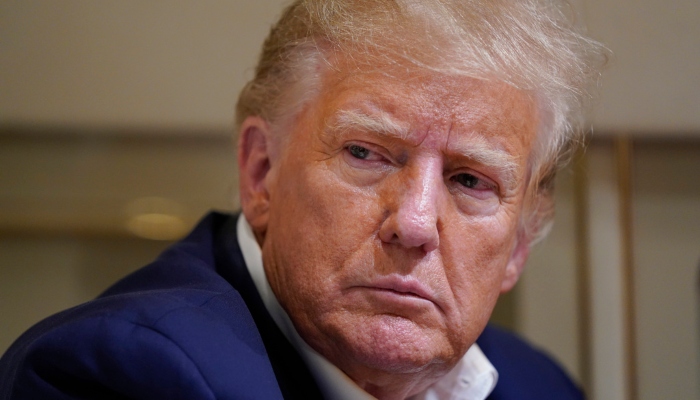 El expresidente Donald Trump hace una pausa mientras habla con periodistas en su avión después de un mitin de campaña en el Aeropuerto Regional de Waco, Texas, el 25 de marzo de 2023, durante un vuelo a West Palm Beach, Florida. Foto: Evan Vucci, AP, Archivo