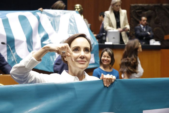 El pasado 18 de abril de 2023, la Senadora Lilly Téllez durante la toma de tribuna de la bancada panista en el Senado, para exigirle al pleno la designación de los integrantes del INAI.