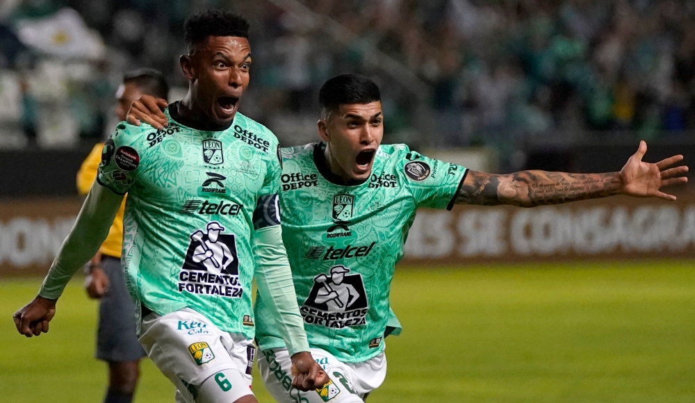 El colombiano William Tesillo (izquierda), de León, festeja con su compañero Adonis FRías, tras anotar ante Los Angeles FC en la ida de la final de la Liga de Campeones de la CONCACAF, el miércoles 31 de mayo de 2023. Foto: Eduardo Verdugo, AP