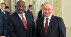 En esta foto proporcionada por la agencia fotográfica RIA Novosti, el presidente ruso, Vladímir Putin (derecha) estrecha la mano del presidente sudafricano, Cyril Ramaphosa, durante una reunión con una delegación de mandatarios y altos funcionarios africanos en San Petersburgo, Rusia, el sábado 17 de junio de 2023. Foto: Evgeny Biyatov, Agencia RIA Novosti, AP