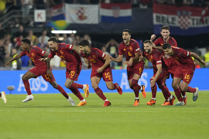 Los jugadores de España celebran tras derrotar a Croacia en una tanda de penales en la final, el domingo 18 de junio de 2023, en Róterdam, Holanda.