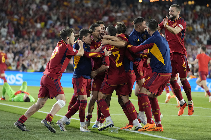 Los jugadores de España tras derrotar a Croacia en una tanda de penales en la final, el domingo 18 de junio de 2023, en Róterdam, Holanda.