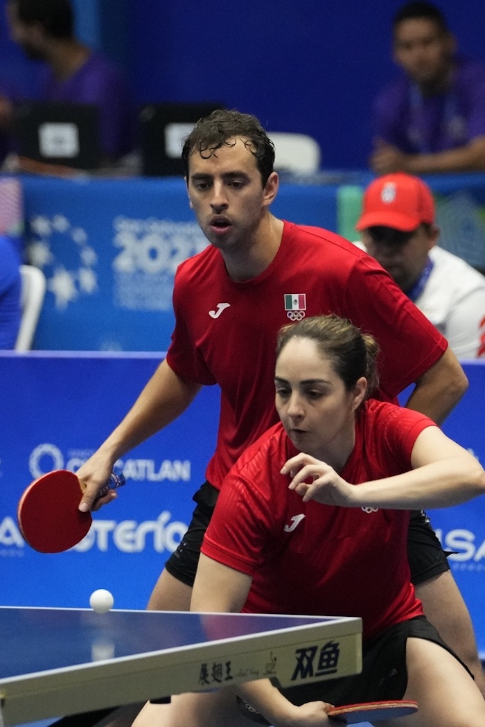 Los mexicanos Yadira Silva y Marcos Madrid disputan la semifinal de dobles mixtos del tenis de mesa el sábado 24 de junio de 2023, en los Juegos Centroamericanos y del Caribe en San Salvador.