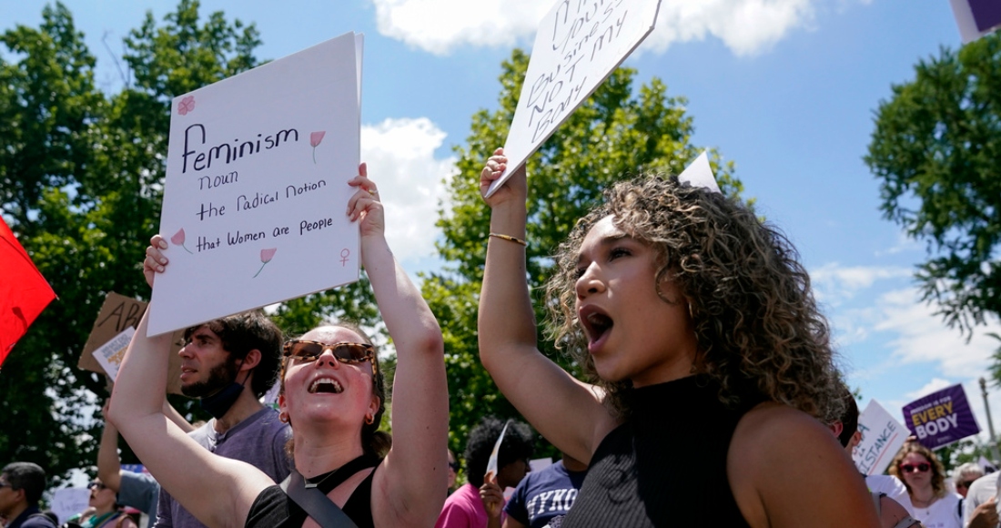 Manifestantes alzan carteles durante la Marcha de las Mujeres en Washington, el sábado 24 de junio de 2023.