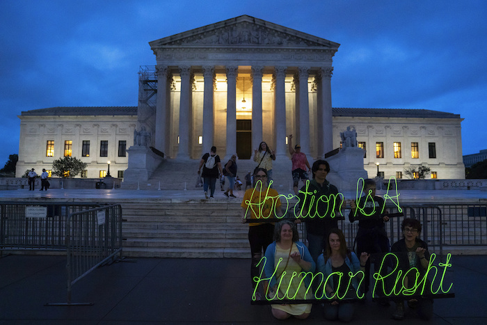 Manifestantes se pronuncian a favor del aborto en el primer aniversario del fallo de la Corte Suprema que abolió ese derecho nacional, Washington, 23 de junio de 2023.