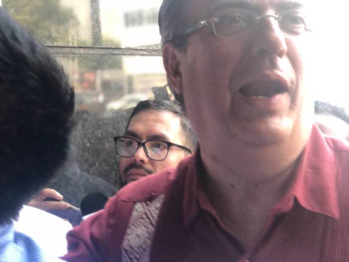 Más tarde, el todavía Canciller Marcelo Ebrard se dio cita en el lugar; sus simpatizantes hicieron una barrera para permitirle el paso, mientras que el grupo de personas que acudió a apoyar al legislador Ricardo Monreal le gritó: "¡Unidad, unidad!".