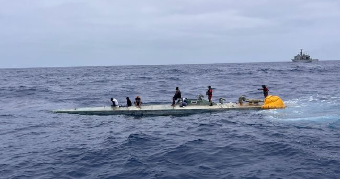 El semisumergible que fue asegurado por la Marina contenía 186 paquetes de aparente cocaína, que en total sumaban más 3.5 toneladas de dicha sustancia. Su dimensión de 26 metros la coloca como la más grande embarcación ilícita hallada durante el Gobierno del Presidente López Obrador. Foto: Secretaría de Marina