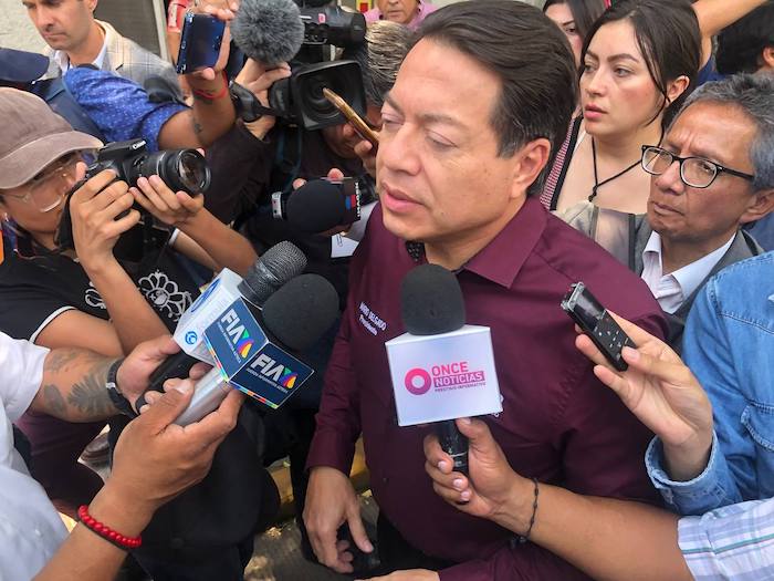 Mario Delgado Carrillo, dirigente del partido guinda, al arribar a la reunión del Consejo Nacional de Morena.