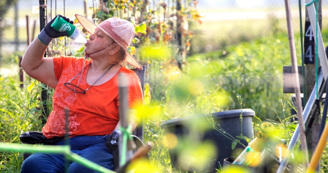 Marti Syring bebe para hidratarse mientras en el jardín para adultos mayores del condado Montgomery el viernes 16 de junio de 2023 en Conroe, Texas.