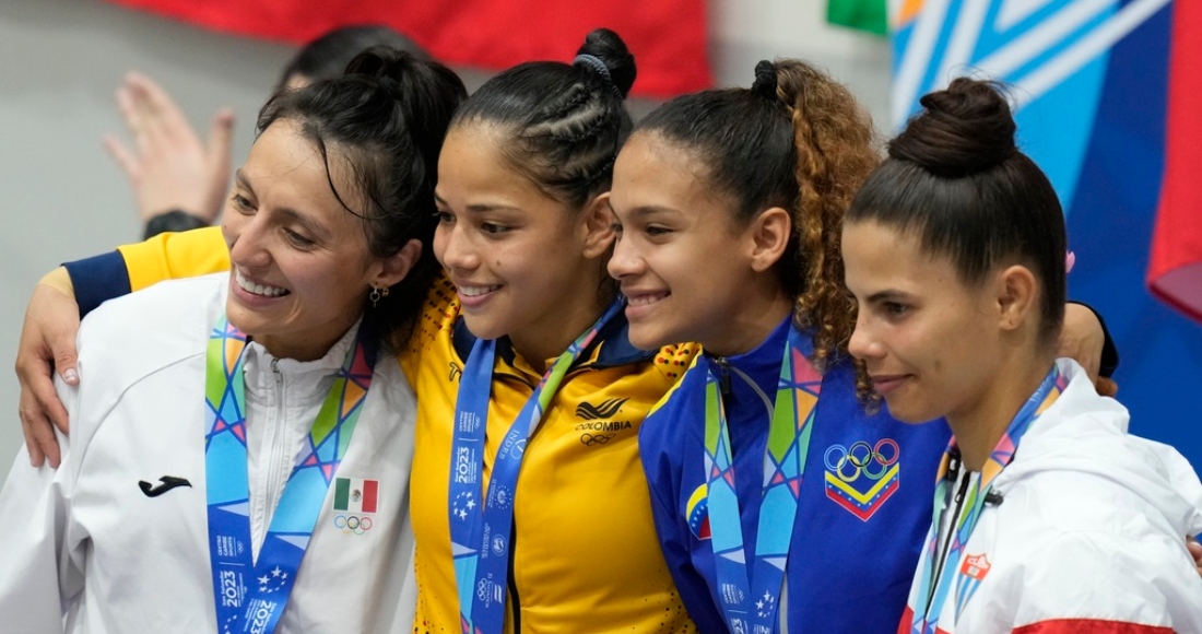 La colombiana Erika Lasso, ganadora del oro en la categoría de 48 kilogramos en el judo, posa con la mexicana Edna Carrillo, que obtuvo la plata, así como con la boricua María Jiménez y la cubana María Giménez, el sábado 24 de junio de 2023, en San Salvador.