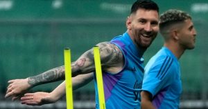 Lionel Messi sonríe durante un entrenamiento con la selección de Argentina, el miércoles 14 de junio de 2023, en Beijing. Foto: Andy Wong, AP