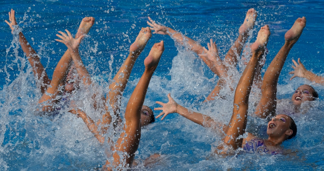 El equipo colombiano de natación artística compite en la final de los Juegos Centroamericanos y del Caribe en San Salvador, el lunes 26 de junio de 2023. Foto: Arnulfo Franco, AP