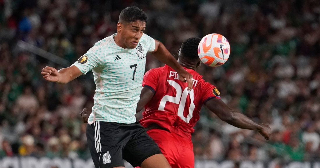 Luis Romo de México le gana el balón con un cabezazo al haitiano Frantzdy Pierrot (20) en el encuentro de la Copa Oro el jueves 29 de junio del 2023. Foto: Darryl Webb, AP