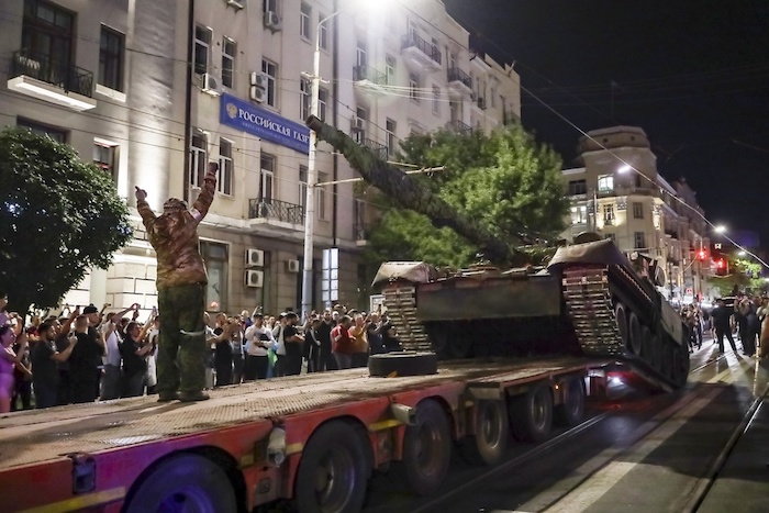 Miembros de la compañía militar Grupo Wagner cargan un tanque en un camión en una calle de Rostov en el Don, Rusia, el sábado 24 de junio de 2023, antes de abandonar una zona en el cuartel general del Distrito Militar Sur de Rusia.