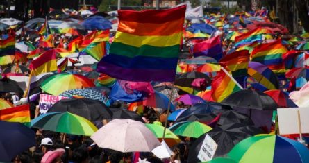 Miembros de la comunidad LGBTTTIQPA+ durante la marcha del Día Internacional del Orgullo.