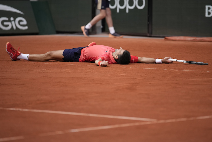 Novak Djokovic celebra tras derrotar a Casper Ruud en la final del Abierto de Francia, el domingo 11 de junio de 2023, en París.