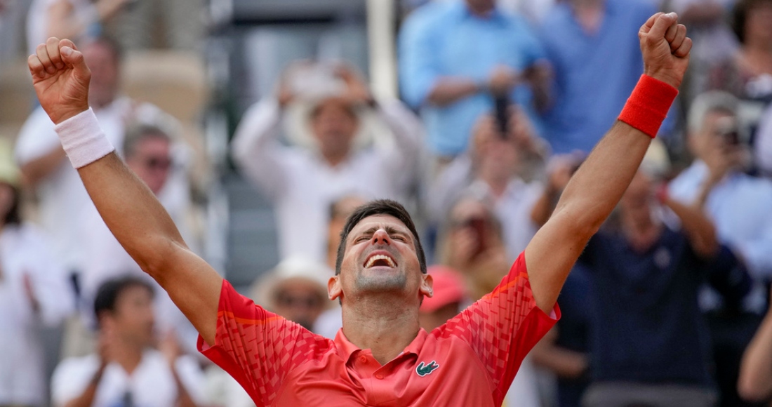 Novak Djokovic celebrar tras derrotar a Casper Ruud en la final del Abierto de Francia, el domingo 11 de junio de 2023, en París.