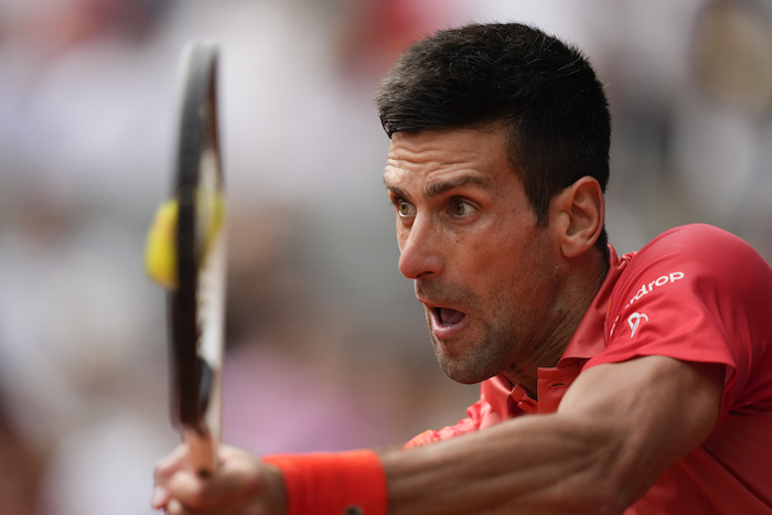 Novak Djokovic devuelve ante Casper Ruud durante la final del Abierto de Francia, el domingo 11 de junio de 2023, en París.