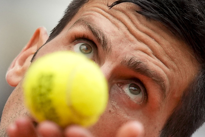 Novak Djokovic saca ante Casper Ruud durante la final del Abierto de Francia, el domingo 11 de junio de 2023, en París.