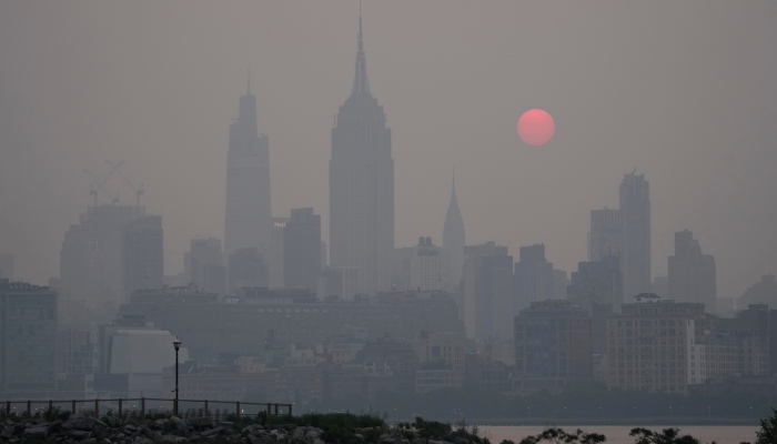 El sol se levanta sobre el horizonte en la ciudad de Nueva York en medio de una bruma, en una vista desde Jersey City, Nueva Jersey, el miércoles 7 de junio de 2023. Foto: Seth Wenig, AP