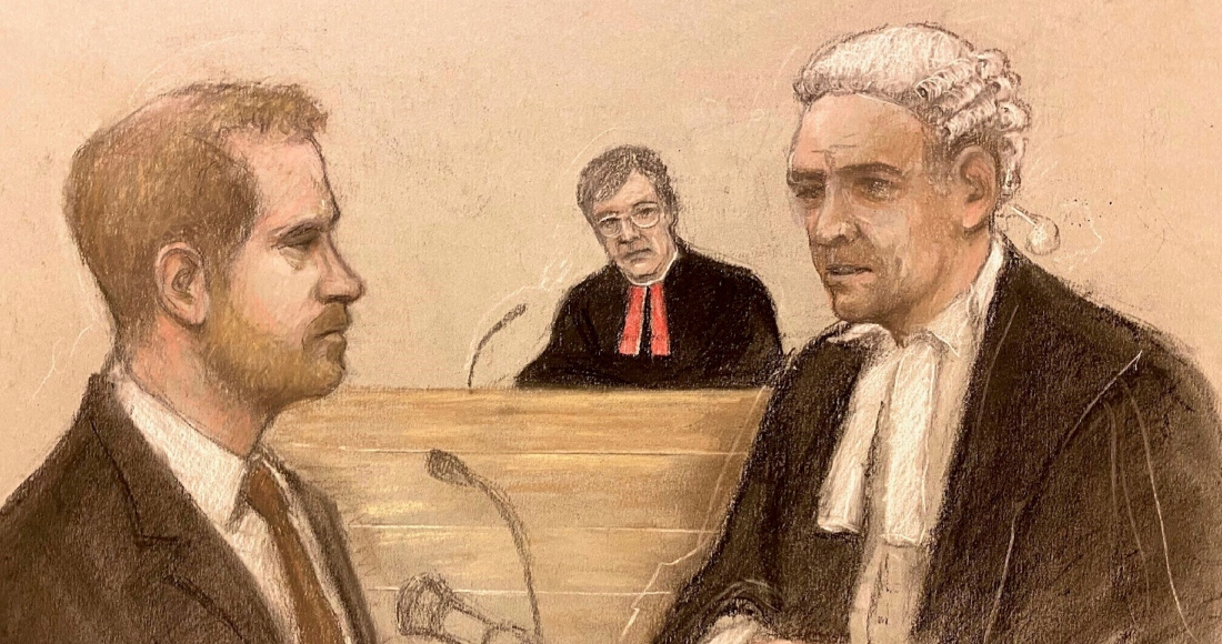 En este dibujo de la artista del tribunal Elizabeth Cook, el abogado Andrew Green interroga al príncipe Enrique en el tribunal en Londres durante un juicio por escuchas telefónicas a los diarios del Mirror Group, 6 de junio de 2023. Foto: Elizabeth Cook, AP